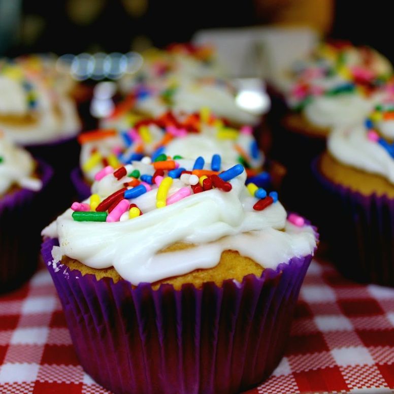 delicious white frosted cupcakes